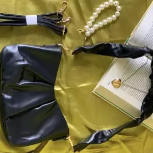 Vente de sac à main. Aucune marque , neuf sans étiquette, moyenne , 5000 , bonne qualité  - Moyenne  - Neuf sans étiquette