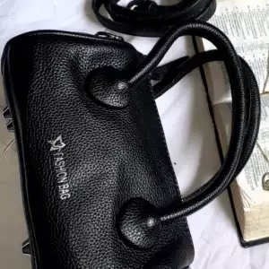 Vente de sac à main noir. Aucune marque , neuf sans étiquette, moyenne, 5000. Bonne qualité  - Moyenne  - Neuf sans étiquette