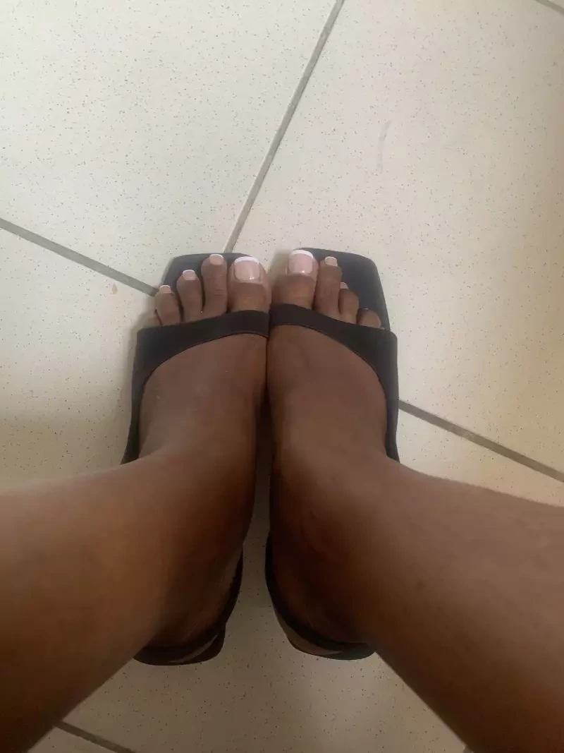 Redress Sandales Zara noires à talon, modèle élégant et intemporel.