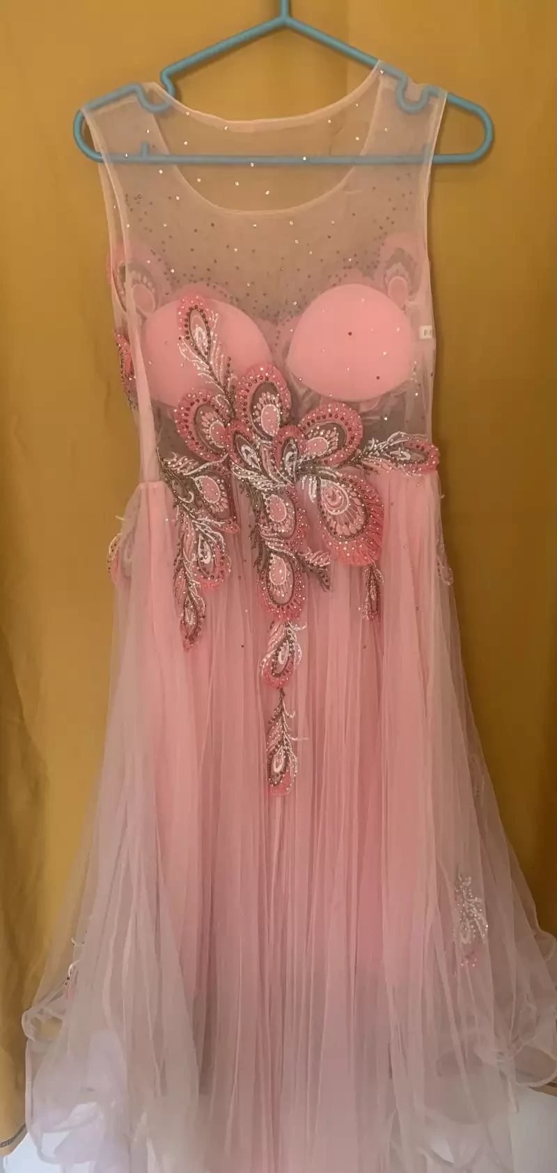 Redress Robe de cérémonie rose poudré à sequins - élégante et chic.