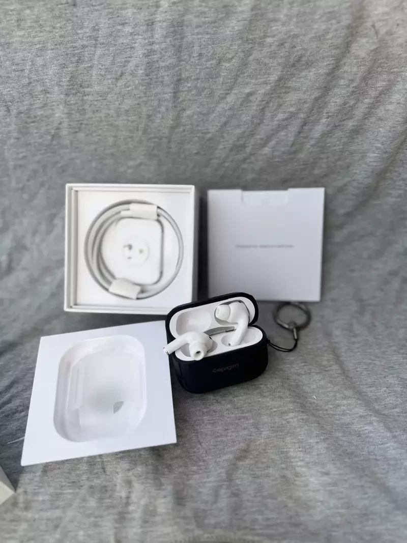 Redress AIRPODS🍏 💯ORIGINAL  CHARGEUR TYPE-C 185mil NÉGOCIABLE DANS LE RAISONNABLE 🙏🏾 INBOX POUR LES PROPOS…